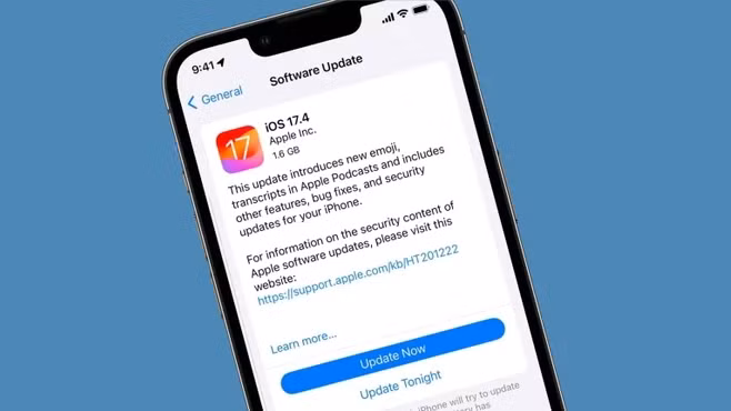 Tối 5/3, bản cập nhật lớn thứ tư dành cho iOS 17 đã chính thức đến tay người dùng sản phẩm "Táo khuyết". Bản cập nhật này mang đến những thay đổi lớn về nền tảng iOS nhằm tuân thủ Đạo luật Thị trường Kỹ thuật số (DMA), bộ quy tắc của EU yêu cầu các hãng công nghệ cho phép cài kho ứng dụng bên thứ ba, tạo điều kiện để người dùng chuyển sang nền tảng đối thủ, và cấm kết hợp dữ liệu cá nhân trên nhiều dịch vụ. Ảnh: Cult of Mac.