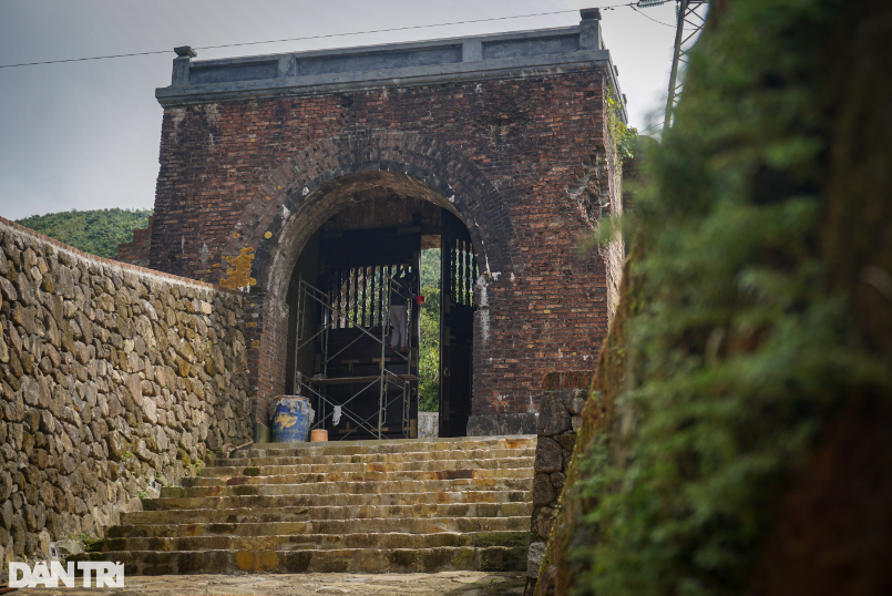 So với hình ảnh hoang tàn, đổ nát khi xưa, giờ đây Hải Vân Quan đã là một di tích sống động với tường đá rêu phong, các cổng vào bề thế.