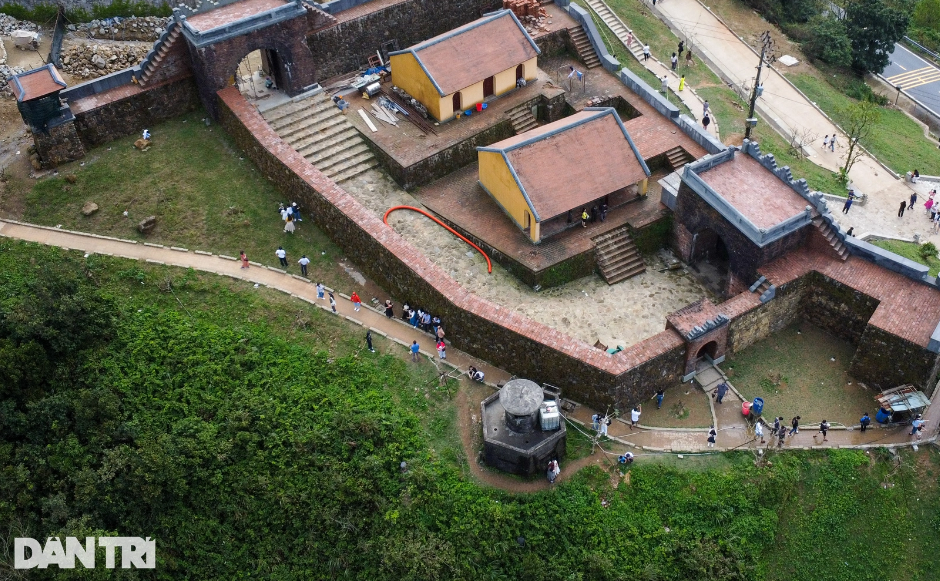 Hình hài "thiên hạ đệ nhất hùng quan" đã hiện rõ sau thời gian dài trùng tu. Công nhân đang gấp rút tu bổ những công đoạn cuối cùng của dự án để kịp tiến độ bàn giao. Theo công nhân thi công tại đây, phía bên trong di tích đã tu bổ xong, bên ngoài chỉ còn di dời trụ điện để làm bờ kè.