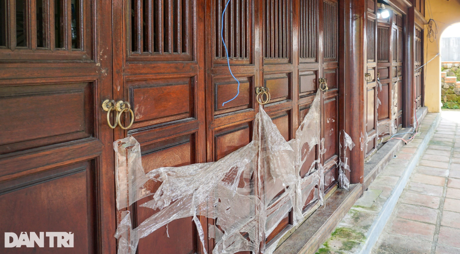 Hệ thống công trình được phục hồi theo dấu tích khảo cổ và ảnh tư liệu. Nhà xây tường gạch, trụ gỗ có đế đá, cửa gỗ, mái ngói.