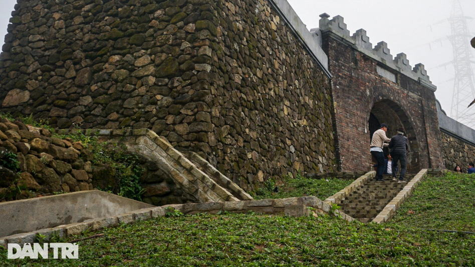 Theo đề án trùng tu, hệ thống cửa Hải Vân quan sẽ được tu bổ theo các dấu tích nguyên gốc triều Nguyễn, thời vua Minh Mạng năm 1826; thay thế nền cổng lát đá thanh, hệ thống cối, tường phía trên xây gạch vồ. Một số lô cốt thời chiến tranh chống Pháp, Mỹ được giữ lại với mục đích kết nối lịch sử giữa các thời kỳ chiến tranh.