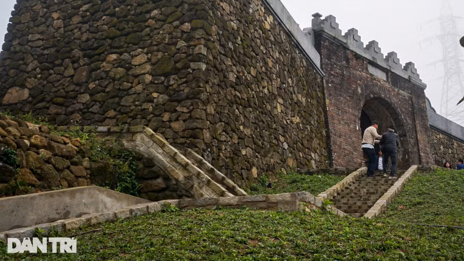 Theo đề án trùng tu, hệ thống cửa Hải Vân quan sẽ được tu bổ theo các dấu tích nguyên gốc triều Nguyễn, thời vua Minh Mạng năm 1826; thay thế nền cổng lát đá thanh, hệ thống cối, tường phía trên xây gạch vồ. Một số lô cốt thời chiến tranh chống Pháp, Mỹ được giữ lại với mục đích kết nối lịch sử giữa các thời kỳ chiến tranh.