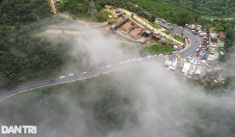 Di tích Hải Vân Quan nằm trên đỉnh đèo Hải Vân, thuộc ranh giới giữa tỉnh Thừa Thiên Huế và thành phố Đà Nẵng. Nơi đây còn được ví là "thiên hạ đệ nhất hùng quan", xây dựng vào năm Minh Mạng thứ 7 (1826), ở độ cao 490m so với mực nước biển. Di tích này được xây dựng trên vị trí hiểm yếu để kiểm soát đường bộ Bắc - Nam, vịnh Đà Nẵng và là cụm phòng thủ quân sự quan trọng của Kinh đô Huế với hệ thống thành lũy, pháo đài, thần công.