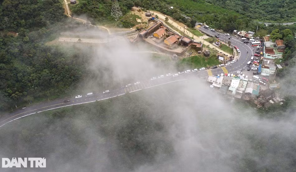 Di tích Hải Vân Quan nằm trên đỉnh đèo Hải Vân, thuộc ranh giới giữa tỉnh Thừa Thiên Huế và thành phố Đà Nẵng. Nơi đây còn được ví là "thiên hạ đệ nhất hùng quan", xây dựng vào năm Minh Mạng thứ 7 (1826), ở độ cao 490m so với mực nước biển. Di tích này được xây dựng trên vị trí hiểm yếu để kiểm soát đường bộ Bắc - Nam, vịnh Đà Nẵng và là cụm phòng thủ quân sự quan trọng của Kinh đô Huế với hệ thống thành lũy, pháo đài, thần công.