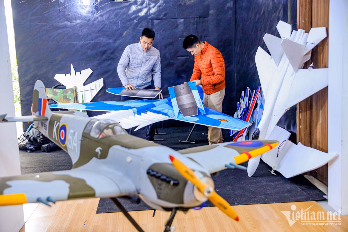 Buổi bay tập của Nam và cả nhóm được thực hiện ở một khu vực vắng vẻ, xa khu dân cư. Trước khi cất cánh, các thiết bị đều được kiểm tra kỹ về pin, độ cân bằng, động cơ...