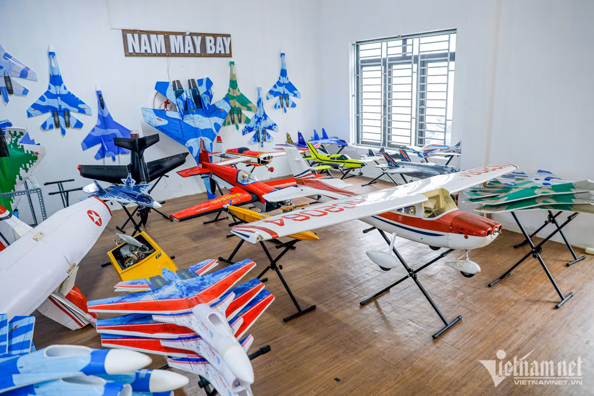 "Tôi đã mày mò, tìm hiểu qua nhiều trang tư liệu quốc tế. Hiện tại những chiếc máy bay do người Việt làm có giá rẻ hơn. Thời gian nhận hàng cũng giảm đi rất nhiều, khách không còn phải chờ đợi hàng tháng trời như khi mua hàng ở nước ngoài", anh nói.