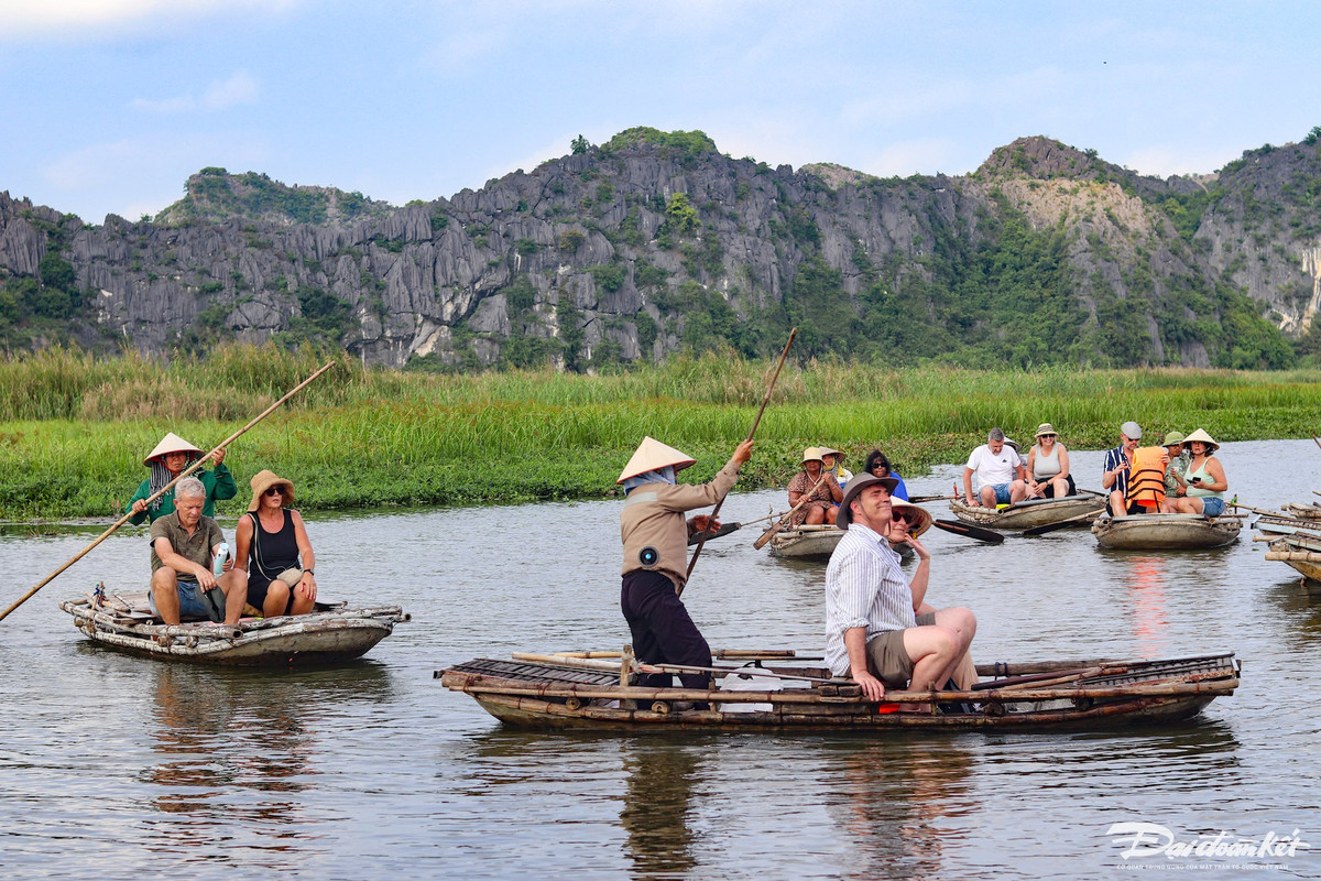Theo Sở Du lịch tỉnh Ninh Bình, tại Khu bảo tồn thiên nhiên đất ngập nước Vân Long, hiện nay, việc làm du lịch do HTX dịch vụ du lịch sinh thái Vân Long quản lý theo mô hình cộng đồng dân cư chung tay cùng làm. Đến đầm Vân Long, thật bất ngờ khi đa phần du khách đến đây đều là khách nước ngoài chứ không phải du khách trong nước. Theo thống kê của Sở Du lịch, trong năm 2023, có tới hơn 80.000 lượt khách đến du lịch tại nơi này. Ảnh: Đình Minh