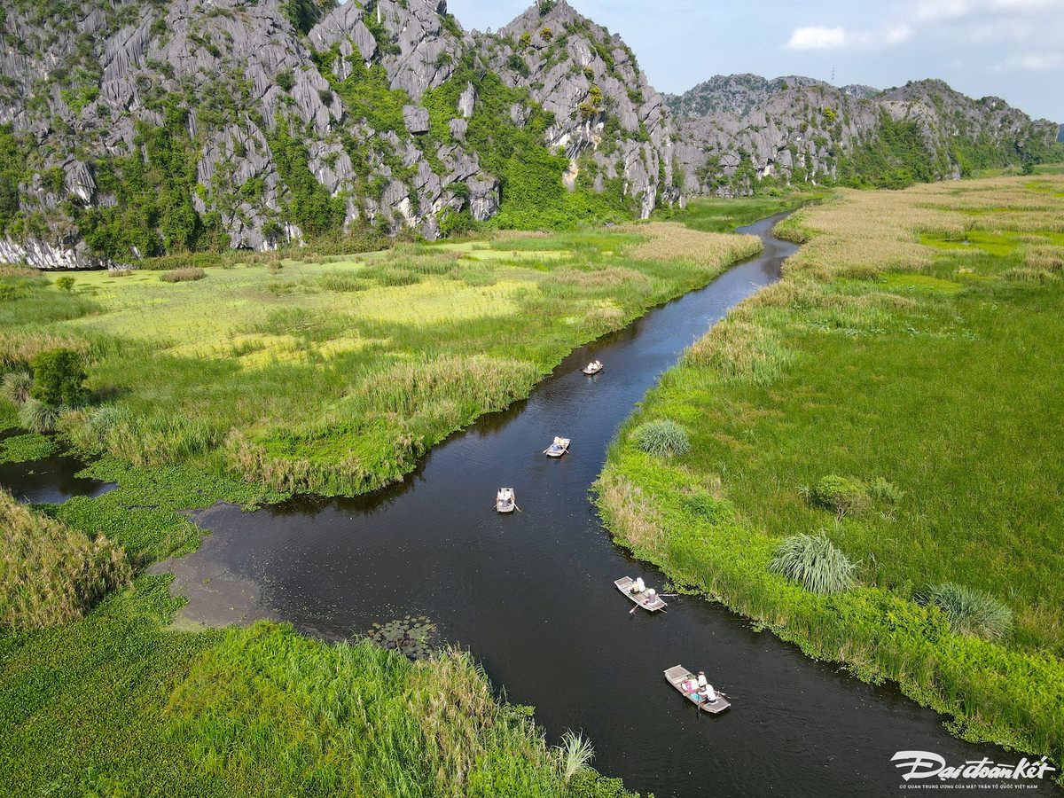 Đầm Vân Long được bao bọc bởi hệ thống núi đá vôi có hang động đẹp, thảm thực vật đặc trưng của hệ sinh thái núi đá vôi. Khu đất ngập nước rộng, phẳng lặng như tấm gương khổng lồ soi tận đáy lớn. Ảnh: Đình Minh.
