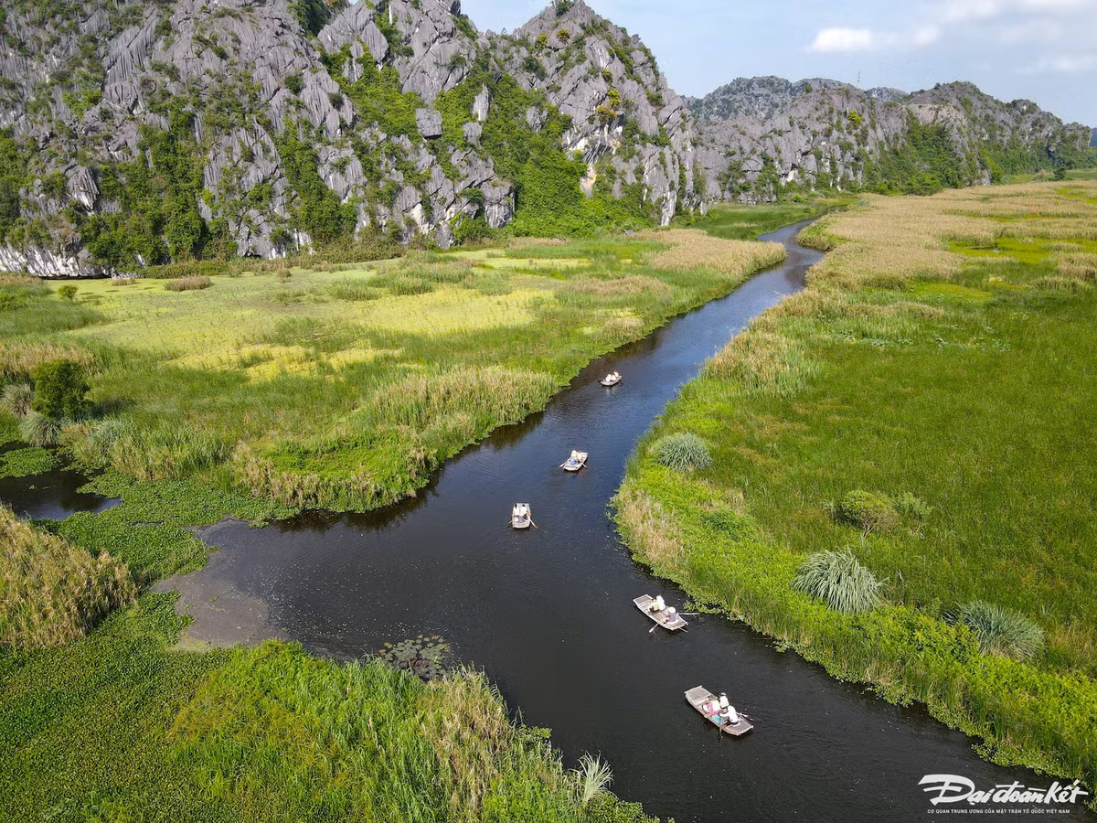 Đầm Vân Long được bao bọc bởi hệ thống núi đá vôi có hang động đẹp, thảm thực vật đặc trưng của hệ sinh thái núi đá vôi. Khu đất ngập nước rộng, phẳng lặng như tấm gương khổng lồ soi tận đáy lớn. Ảnh: Đình Minh.
