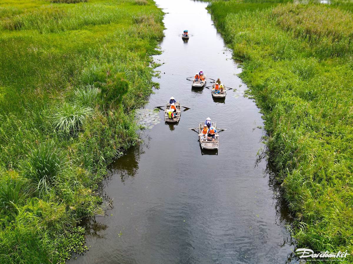 Đến với đầm Vân Long, nhiều du khách không khỏi choáng ngợp trước những khối núi đá vôi hùng tráng nhưng lại được đặt những cái tên ngộ nghĩnh gắn với hình dáng, chẳng hạn như núi Mèo Cào, núi Đá Bàn, núi Mâm Xôi,... Ảnh: Đình Minh