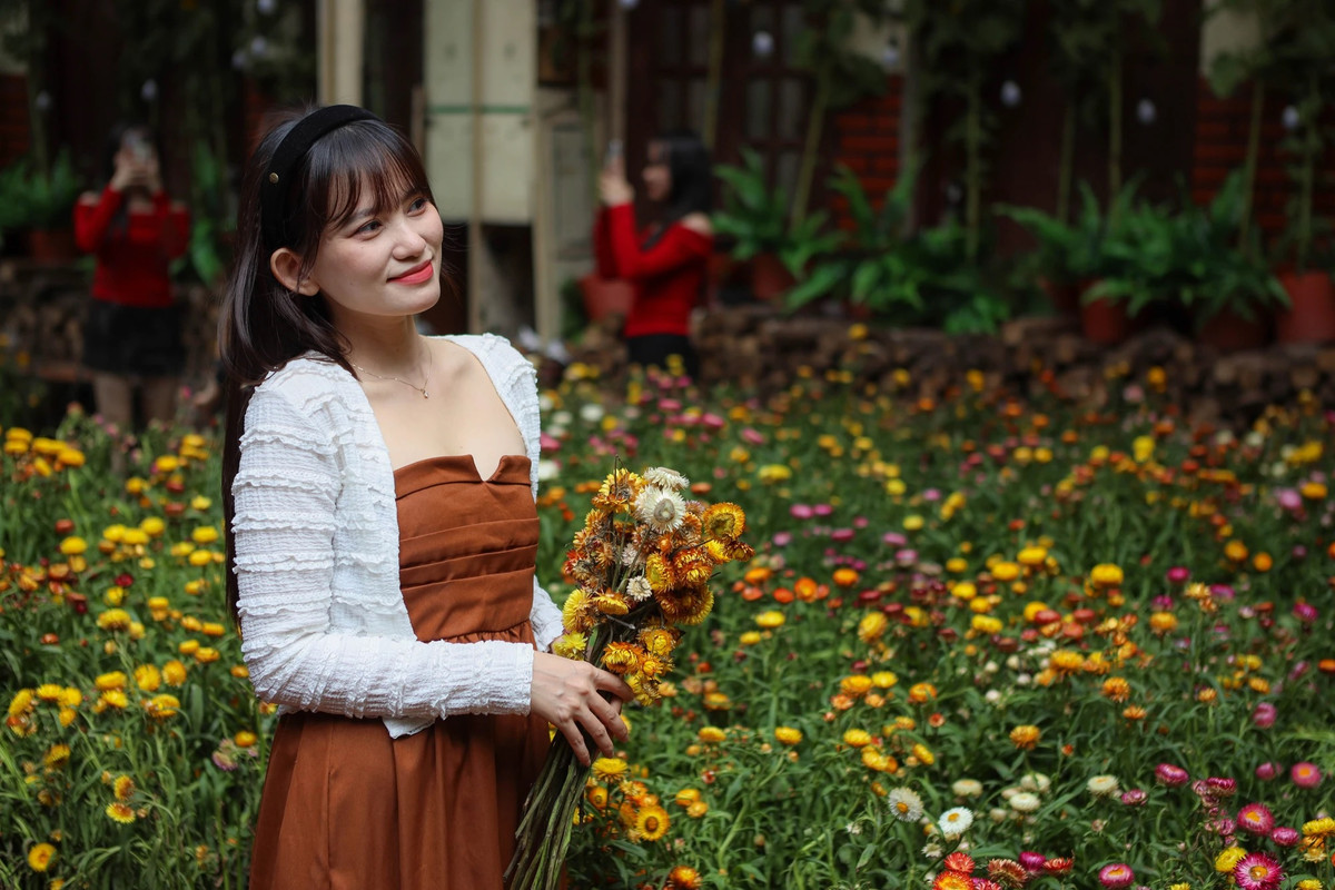 Vườn hoa bất tử là bối cảnh quen thuộc trong bộ phim điện ảnh Lật mặt 7 của Lý Hải. Trong phim, vườn hoa này không chỉ là nguồn thu nhập nuôi sống gia đình bà Hai, cảnh phim được quay tại làng K'Long K'Lanh (Lâm Đồng).