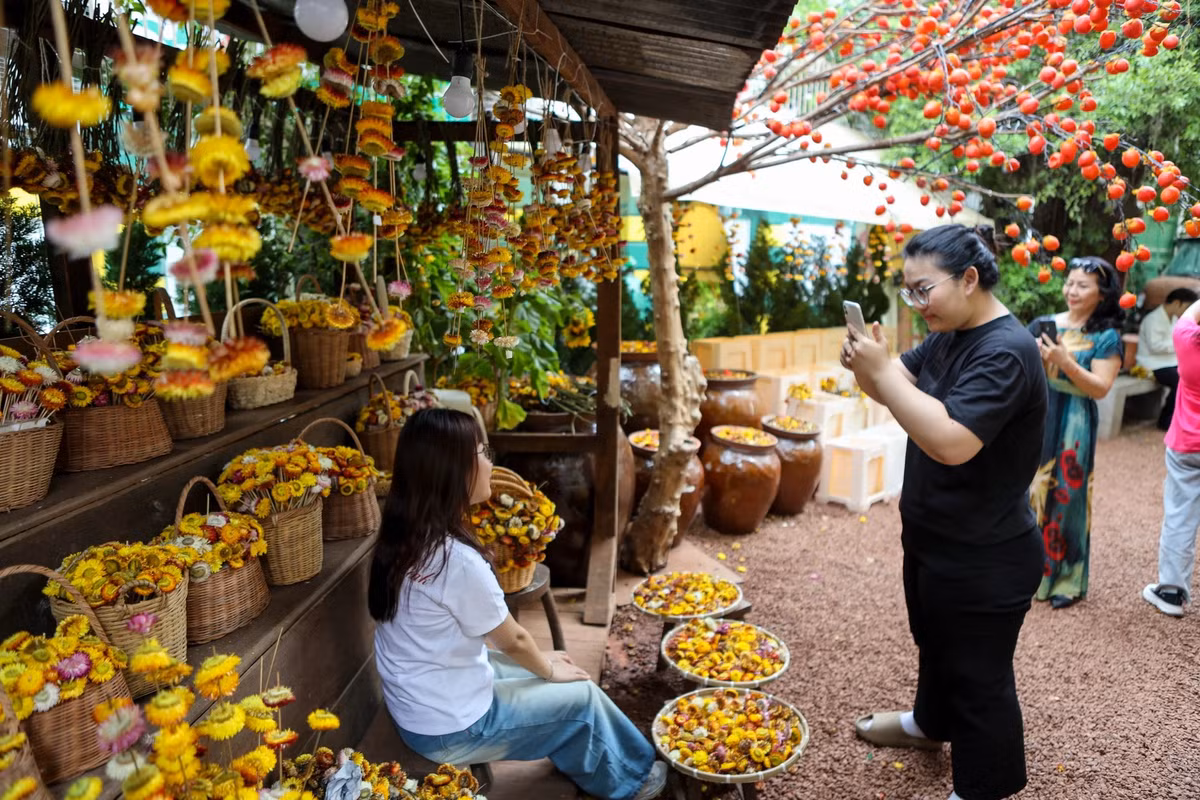 Giới trẻ Sài Gòn đổ xô check-in vườn hoa bất tử, bắt trend Lật mặt 7 Ngoài vườn hoa, nơi đây còn thiết kế thêm nhiều bối cảnh để khách thoải mái chụp hình.