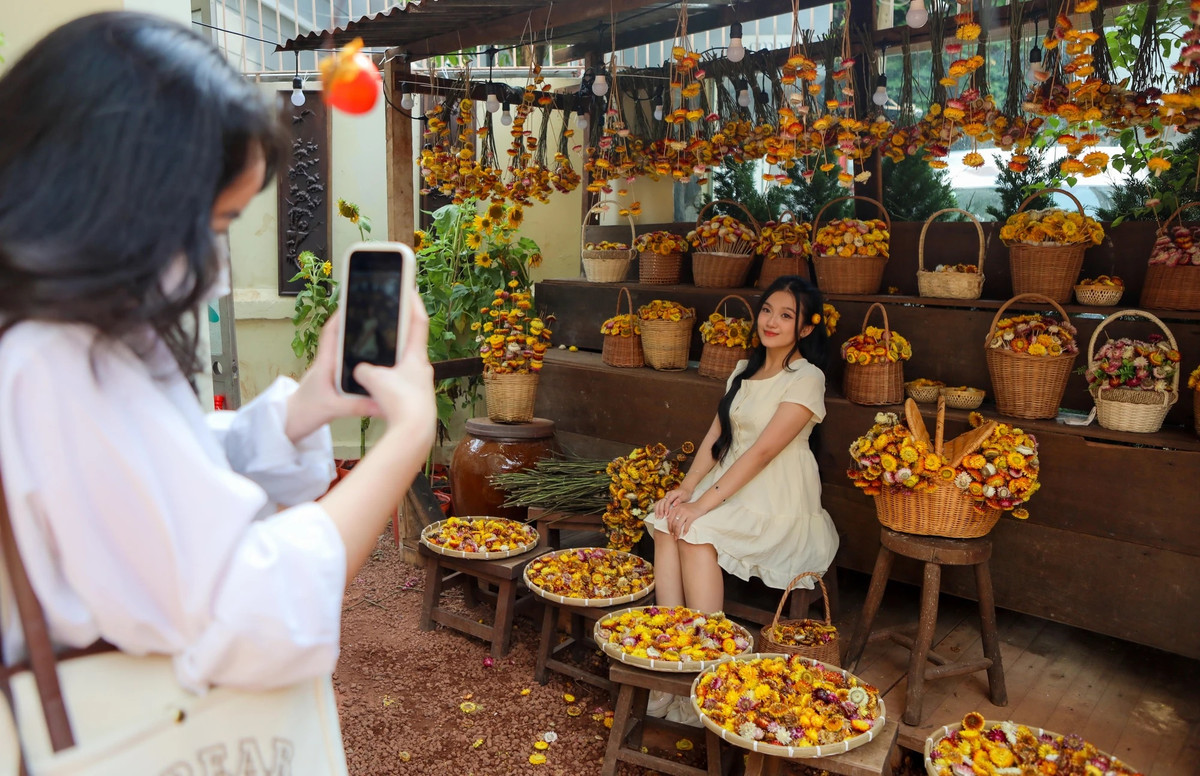 Nhiều bạn nữ chọn phong cách thời trang nhẹ nhàng để hợp với khung cảnh nên thơ.