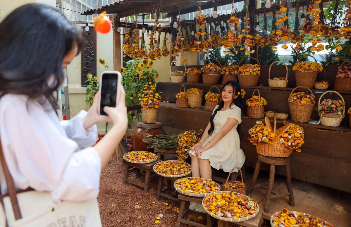 Nhiều bạn nữ chọn phong cách thời trang nhẹ nhàng để hợp với khung cảnh nên thơ.