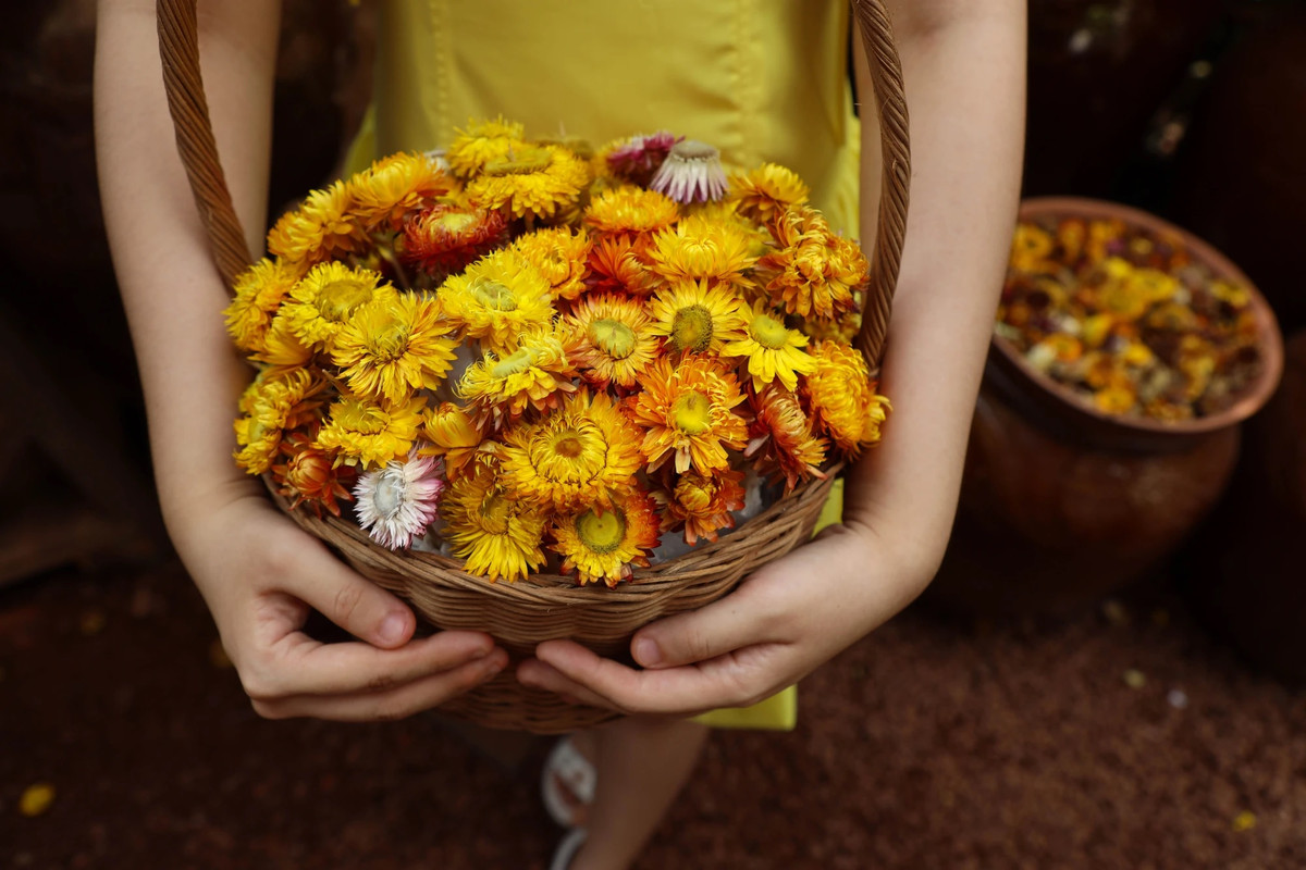 "Người trẻ như chúng tôi rất thích bắt trend và thích cái gì đó mới lạ. Vì vậy, tôi rất hứng thú khi được đến không gian này khi vừa uống cà phê vừa có ảnh để "sống ảo" - Trần Thanh Long (Bình Tân) chia sẻ.