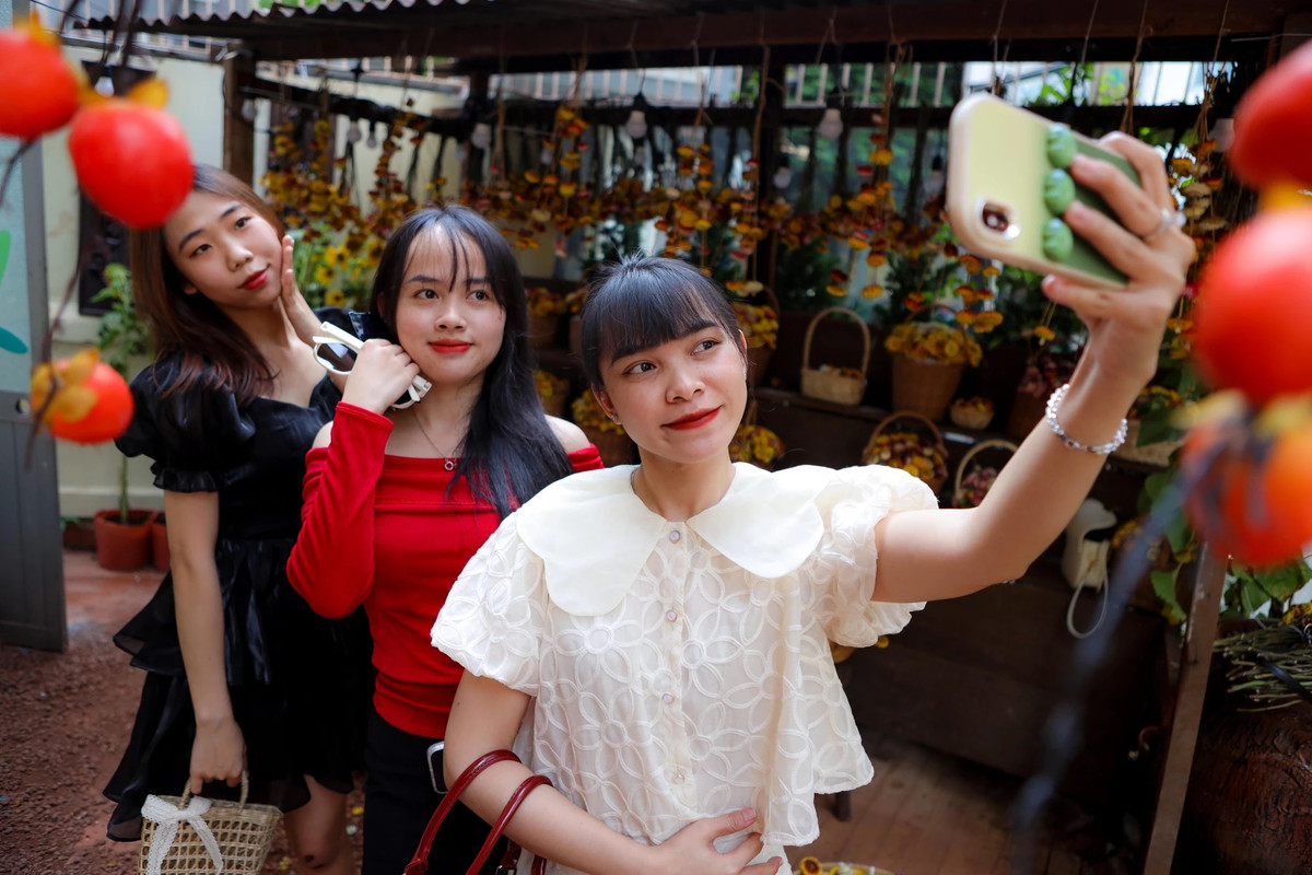 Nhóm bạn của Trần Kim Tuyền, quận Tân Bình (áo trắng) check-in trong không gian hoa bất tử.