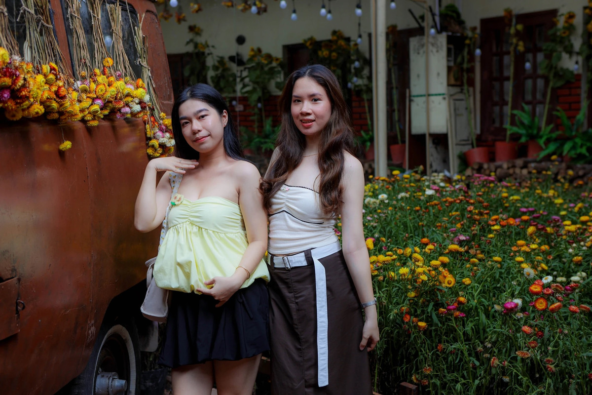 Đại diện quán cà phê này cho biết, từng mùa quán sẽ decor theo các chủ đề khác nhau, lần này bắt trend phim Lật mặt 7. Từ hơn một tuần trước, quán đã bắt tay vào trang trí và cho khách chụp ảnh. Nhờ không gian mới mẻ, theo trend mà lượng khách đến tiệm cũng đông đúc hơn.