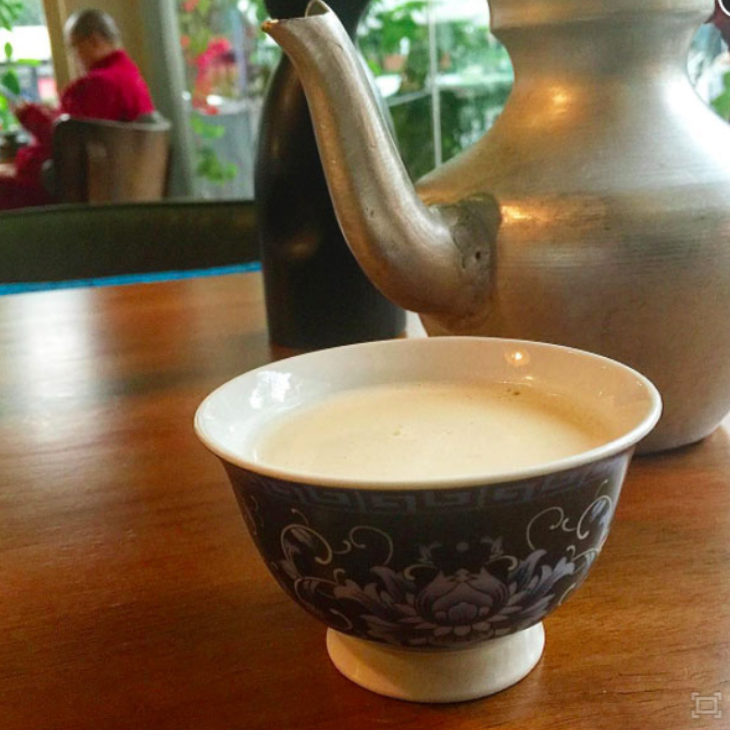 Nếu đến Tây Tạng, ghé một chiếc lều nào đó hỏi thăm, bạn rất có thể sẽ được mời một ly trà bơ sữa bò béo ngậy. Văn hóa hiếu khách của những người du mục nay đây mai đó thể hiện qua thức trà này.