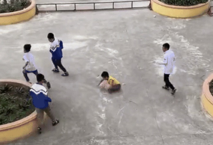 Roi nuoc mat cau be mat doi chan van dam me trai bong