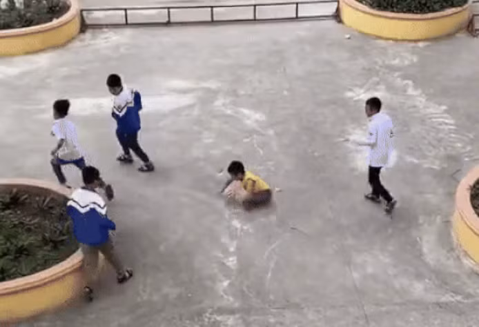 Roi nuoc mat cau be mat doi chan van dam me trai bong