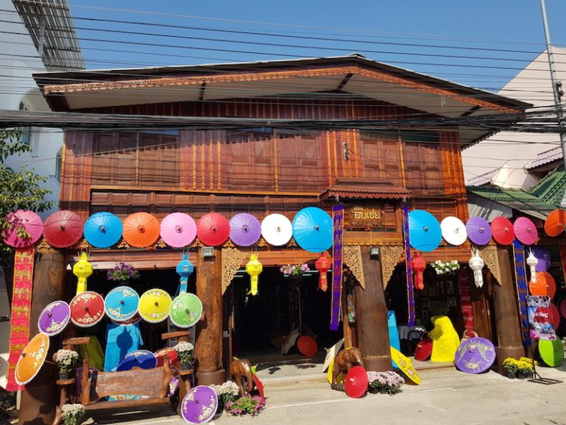 Sau đó, các chủ cửa hàng sẽ dẫn du khách đến khu vực mua sắm, chiếm phần lớn không gian của cơ sở. Ảnh: Chiangmai.