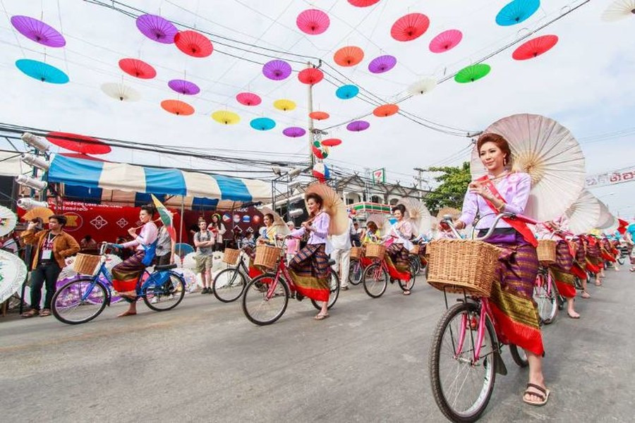 Với sự phát triển của con đường du lịch, con đường số 106 giữa Superhighway và Sankamphaeng trở thành một "đại lộ thủ công" cho du khách. Ảnh: Hellotravel.