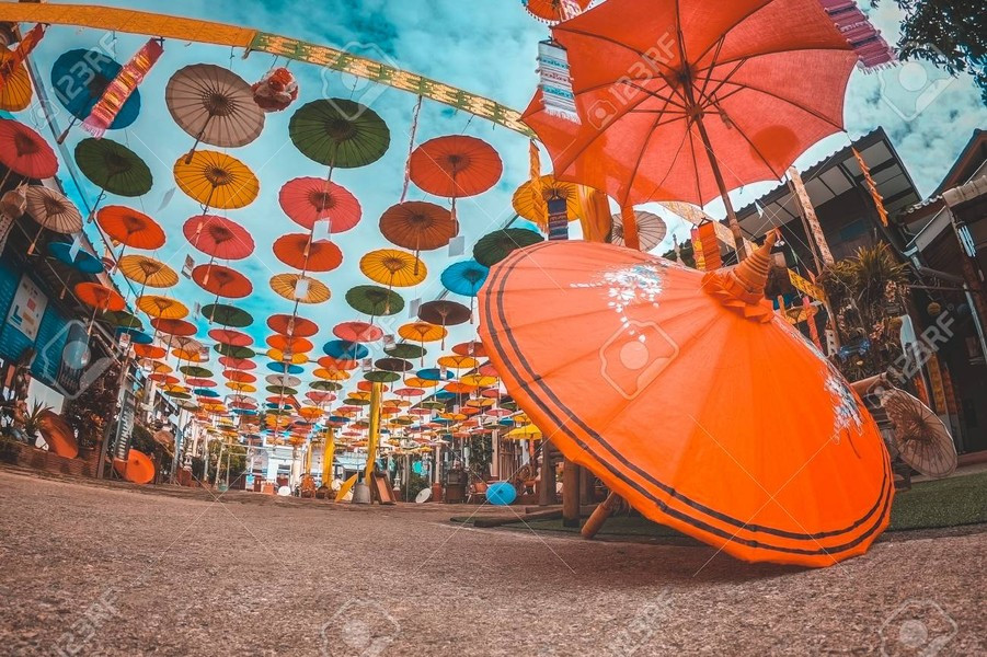 Ban đầu, những chiếc ô được dâng lên các tu viện trong các dịp lễ. Ngày nay, các loại ô được sản xuất ở Bo Sang với nhiều kích cỡ và thiết kế để lựa chọn để phục vụ người dân và du khách. Ảnh: Walkagainsttraffick.