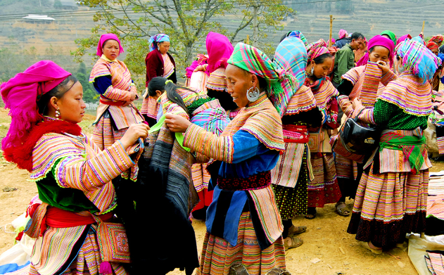 Chợ phiên vùng cao tại Làng Văn hóa - Du lịch các dân tộc Việt Nam Cho phien vung cao tai Lang Van hoa - Du lich cac dan toc Viet Nam