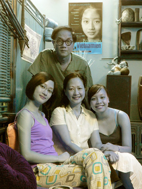 Bí quyết giữ gìn được hạnh phúc gia đình của bà chính là nếp nhà. Nếp nhà cùng cách dạy dỗ đã ảnh hưởng rất lớn đến 2 cô con gái của bà.Và đến tận bây giờ, dù sống khép kín, không quá nổi tiếng nhưng cả gia đình vẫn hạnh phúc vì giữ gìn được những điều đẹp đẽ mà họ thấy ý nghĩa nhất.