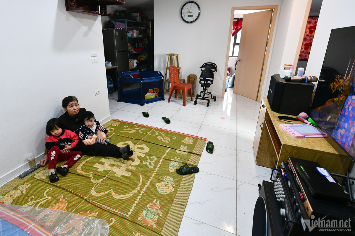 Bà Phạm Thị Vân (quê Thái Bình) ngồi trông cháu cho biết, căn hộ 67m2 này con trai bà mới mua được vài tháng hết hơn 500 triệu đồng. Gia đình có tới 6 người ở, bao gồm trẻ em. Vào buổi tối, con bà nằm ngủ ở phòng khách.