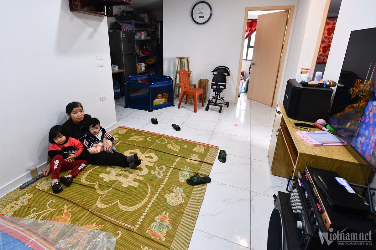 Bà Phạm Thị Vân (quê Thái Bình) ngồi trông cháu cho biết, căn hộ 67m2 này con trai bà mới mua được vài tháng hết hơn 500 triệu đồng. Gia đình có tới 6 người ở, bao gồm trẻ em. Vào buổi tối, con bà nằm ngủ ở phòng khách.