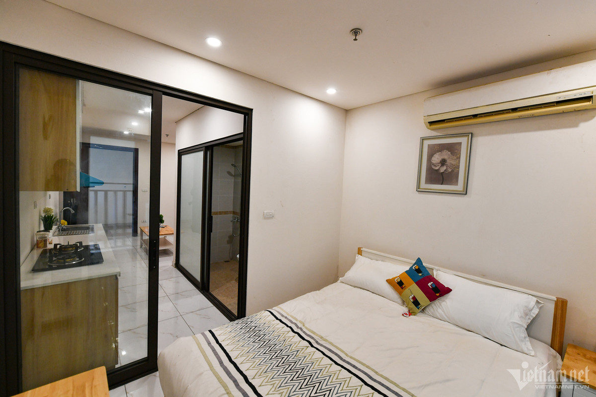 Về nội thất, khi nhận nhà khách đã được sở hữu tường, sàn và trần thạch cao hoàn thiện.