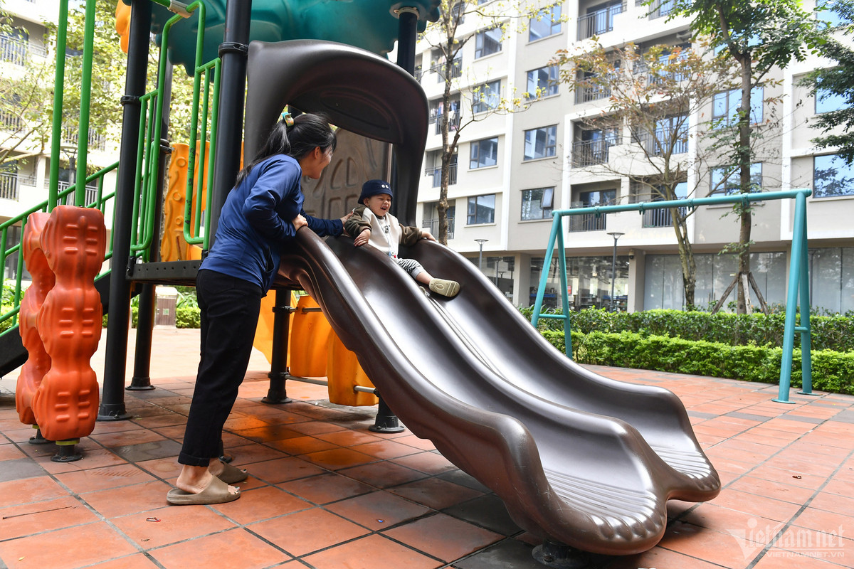 Chị Trương Thị Hạnh, nhân viên bán hàng siêu thị (trong ảnh) cho biết, không chỉ mua, khách đáp ứng được đủ điều kiện còn có thể thuê để ở. Bản thân chị đã thuê trực tiếp của chủ đầu tư một căn với giá 1,4 triệu đồng/tháng.