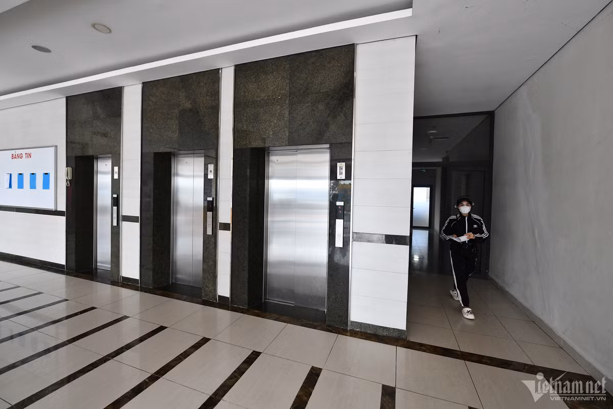 Mỗi tòa có 3 thang máy, xung quanh luôn được vệ sinh sạch như các chung cư thương mại khác. Sảnh, hành lang, thang máy và mỗi tầng đều được lắp đặt hệ thống camera an ninh. Hệ thống thang máy có sử dụng thẻ từ dành riêng cho cư dân. Đơn vị quản lý vận hành theo tiêu chuẩn của Nhật Bản.