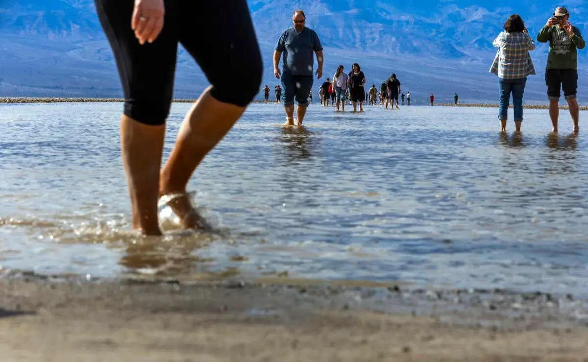 Du khách nô đùa lội nước tại nơi khô hạn nhất Trái đất Du khach no dua loi nuoc tai noi kho han nhat Trai dat