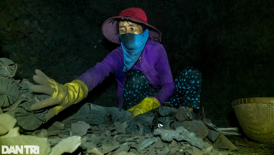 Bà Võ Thị Phương (59 tuổi) được xem là một trong những nhân công lớn tuổi nhất còn bám trụ nghề hầm than cho biết. Trước đây bà làm vườn nhưng do cây trái thất thường, mất mùa nhiều, cộng thêm tuổi tác cao, khó tìm việc nên đành xin vào lò than làm để kiếm tiền trang trải cuộc sống. Nhà bà có 4 người, con cái đã có gia đình và đi làm ăn xa nhưng không ai khá giả. Tiền công ở lò than đủ để bà xoay xở áo cơm qua ngày và nuôi đứa con út đang học cấp 3.