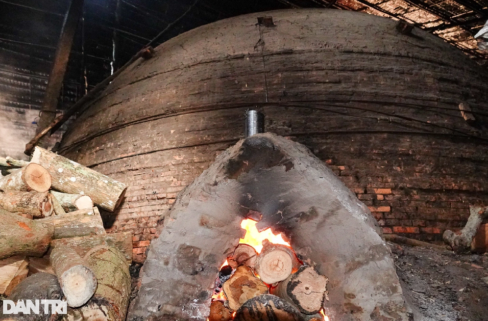 Thông thường, củi sau khi chất đầy lò được đốt liên tục trong 25 đến 30 ngày thì tắt lửa để bế than (tức là ủ cho than nguội). Than thành phẩm sau đó mới qua các công đoạn cuối là bốc dỡ, phân loại và giao cho khách.