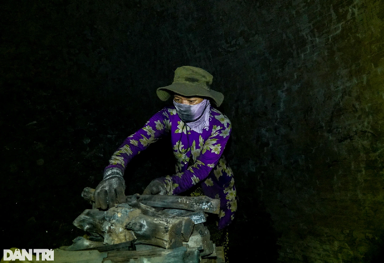 Phụ nữ làm việc ở lò than đa số là lao động gần nhà. Tùy vào thời điểm, mùa vụ sản xuất than mà công việc phải đảo liên tục, có khi là chất than vào lò đốt, có lúc tập trung việc bóc dỡ than, sàng lọc than nguyên, than vụn...