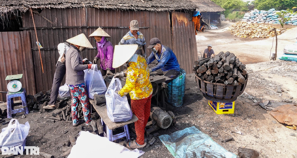 Môi trường làm việc độc hại, cực nhọc và thu nhập không cao, nhân công ở các lò than đa số đã luống tuổi. Những người trẻ, sức khỏe tốt thường đi làm công ty thay vì chọn nghề làm than quanh năm đen đúa, bụi bặm.
