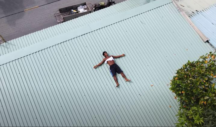 Nguoi dan ong co so thich quai di phoi nang vai tieng moi ngay