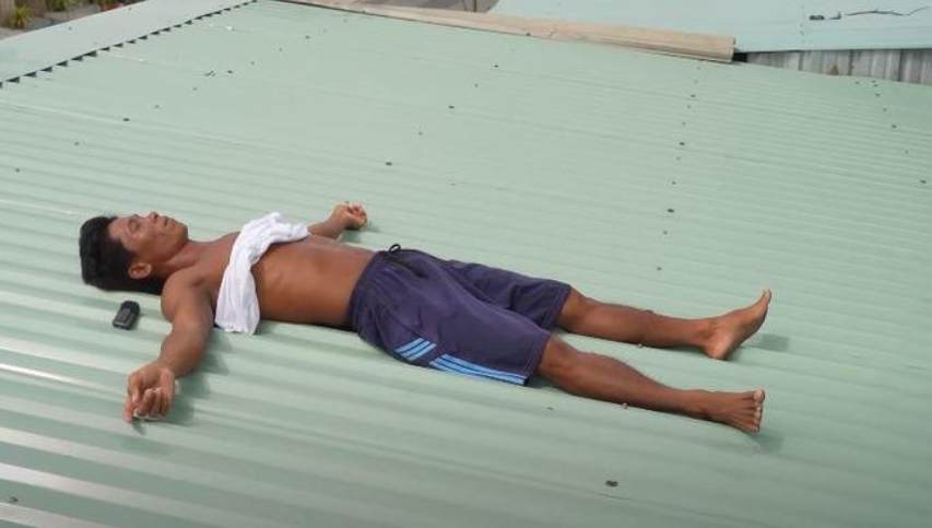 Nguoi dan ong co so thich quai di phoi nang vai tieng moi ngay-Hinh-2