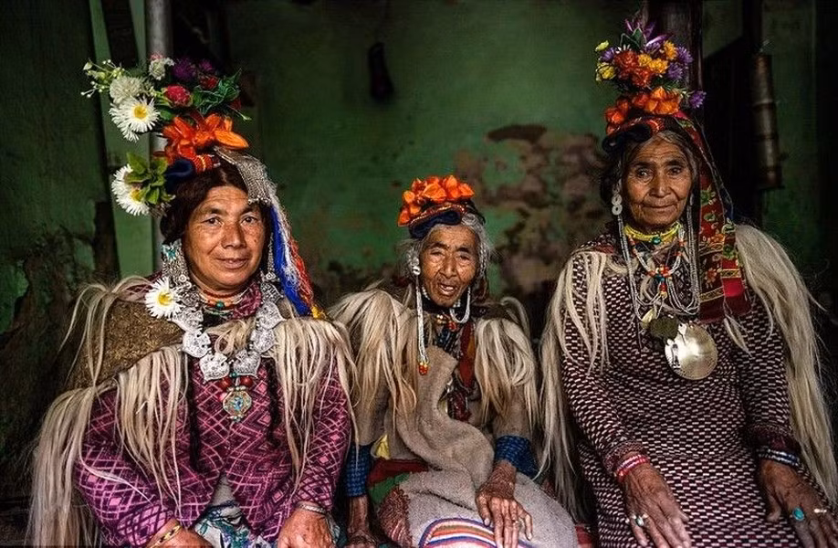 Đàn ông và phụ nữ người Drokpa có vẻ ngoài cao lớn, khuôn mặt ưa nhìn, mắt to sáng, môi dày, mũi thẳng và lông mày đậm. Để duy trì dòng máu thuần chủng, thành viên bộ lạc thường không kết hôn với người ngoài.