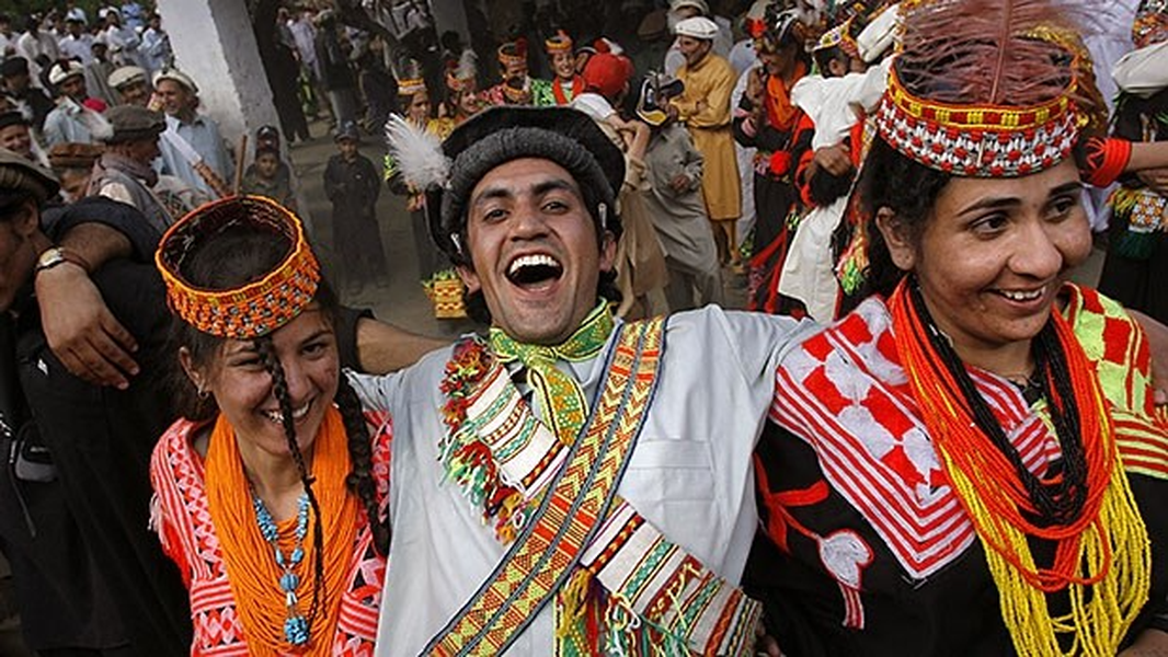 Từ xa xưa, người Drokpa có truyền thống hôn nhau giữa đám đông và đổi vợ một cách thoải mái mà không gây ảnh hưởng đến mối quan hệ giữa mọi người.