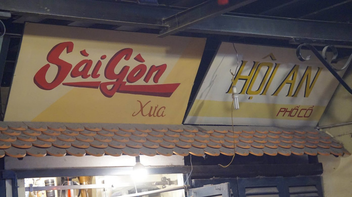 Những tấm biển hiệu gợi nhớ về thời xưa. Ảnh: Thái Bảo