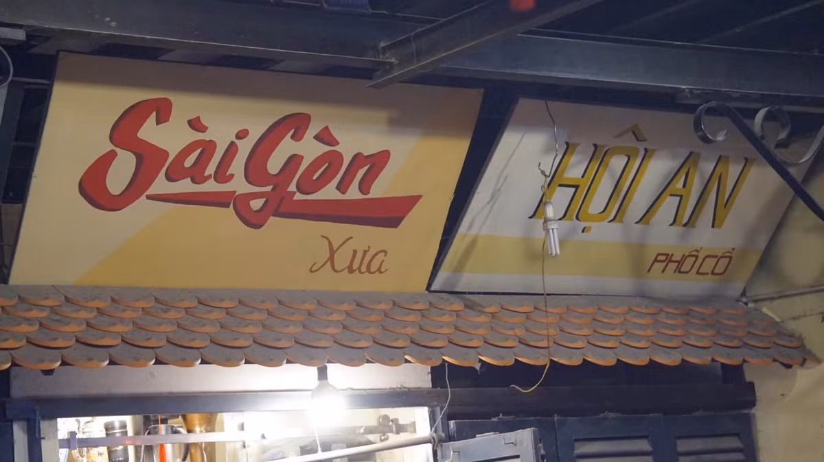 Những tấm biển hiệu gợi nhớ về thời xưa. Ảnh: Thái Bảo