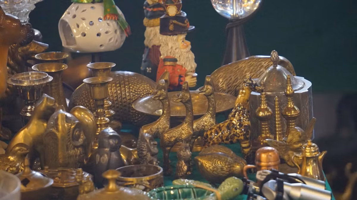 Phiên chợ bày bán đủ các loại mặt hàng, từ bình dân đến cao cấp. Ảnh: Thái Bảo