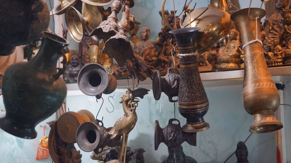 Những món hàng tại đây có xuất xứ từ Việt Nam và nhiều quốc gia trên thế giới, được định giá theo niên đại cũng như độ hiếm, có món hàng trị giá vài trăm ngàn đồng nhưng cũng có món lên đến vài triệu đồng. Ảnh: Thái Bảo