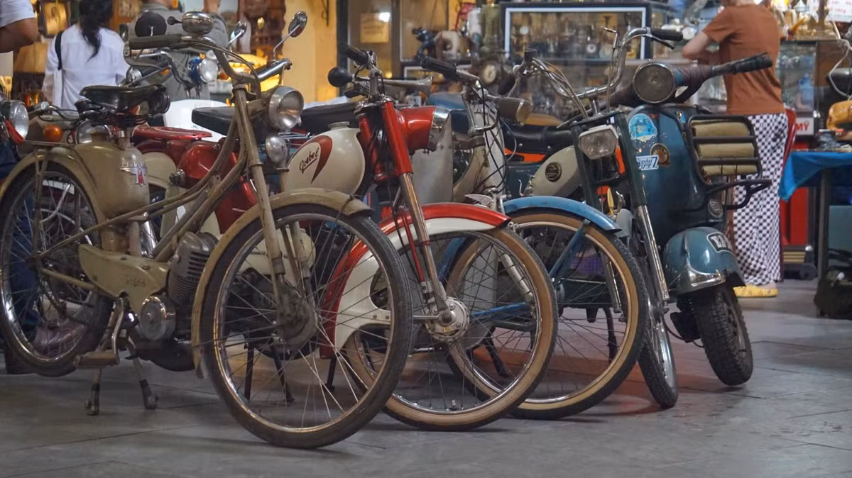 Từ xe cổ, đồng hồ cổ, máy đánh chữ, đèn dầu, bàn ủi con gà, bật lửa cho đến những bộ sưu tập tiền, tem, đĩa nhạc… Ảnh: Thái Bảo