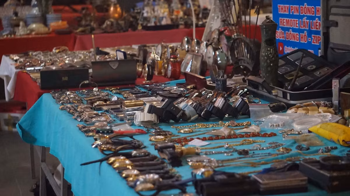  Chợ đồ cổ có cả trăm gian hàng được trải dài ngay lối đi vào, phủ kín khuôn viên. Ảnh: Thái Bảo
