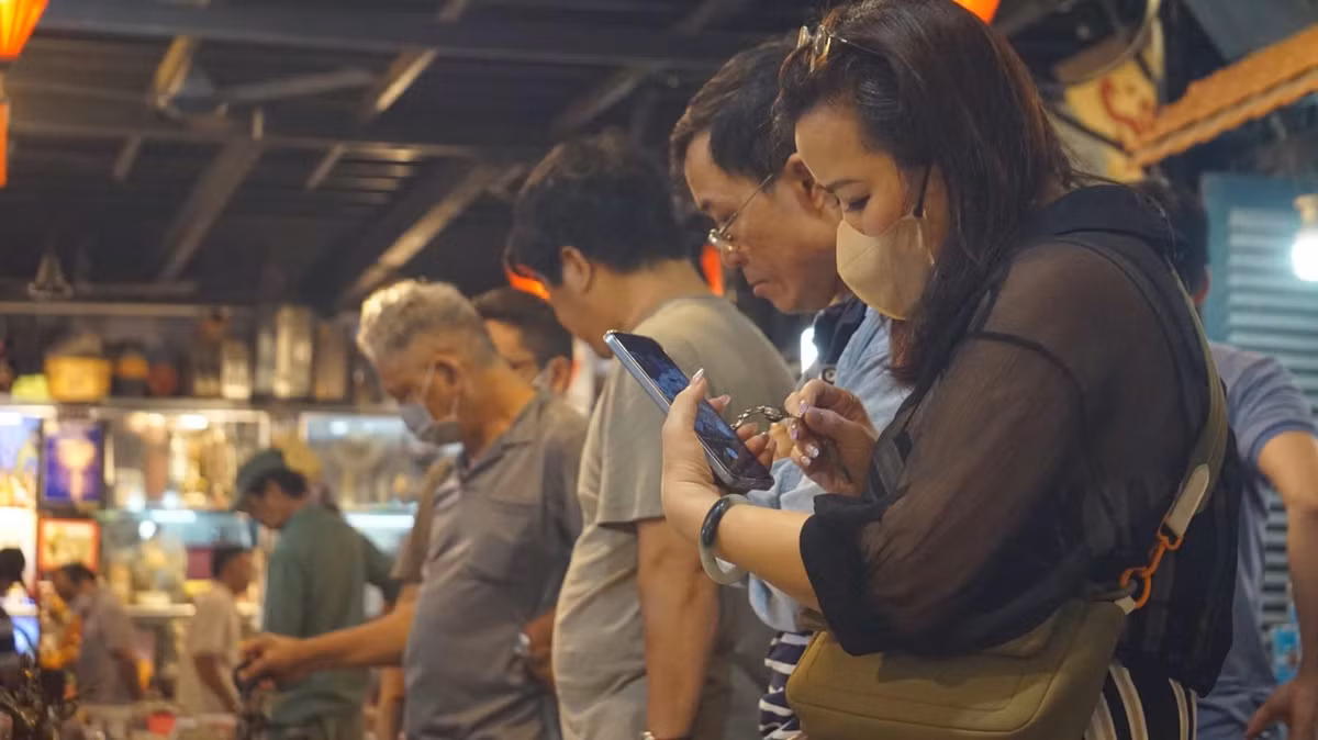 Phiên chợ này mở cửa từ 6:00 sáng đến 14:00 chiều, vào thứ Bảy và Chủ nhật hằng tuần. Ảnh: Thái Bào